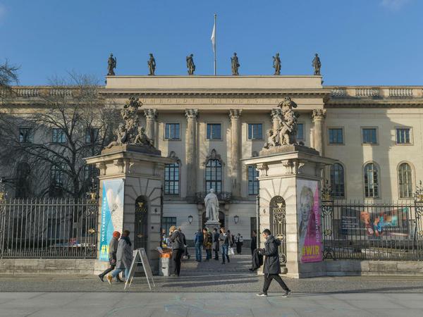 Passanten vor dem Hauptgebäude der Humboldt-Universität.