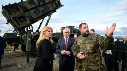 Steinmeier und Caputova besuchen den Standort des Patriot-Flugabwehrraketensystems der NATO in Sliac.