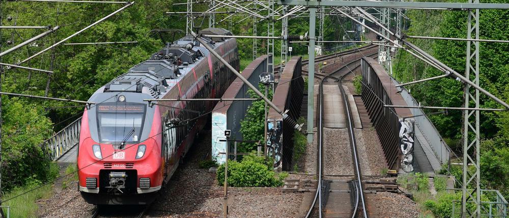 Die Linie nach Polen soll durchgehend zweigleisig ausgebaut und vollständig elektrifiziert werden. (Symbolbild)