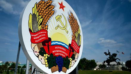 Ein Plakat mit der transnistrischen Flagge steht in der Hauptstadt der abtrünnigen Region, Tiraspol. 