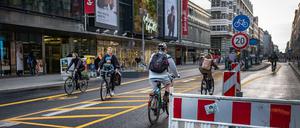 Den Abschlussbericht des Verkehrsversuchs in der Friedrichstraße will Verkehrssenatorin Jarasch am Montag vorstellen.