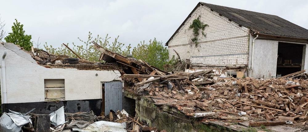 Bauschutt liegt hinter einem Bauzaun am sogenannten "Horrorhaus" von Höxter.