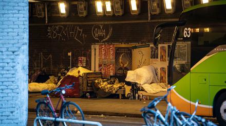 Obdachlose unter der Brücke der S-Bahn Strecke nahe des Stuttgarter Platzes am Bahnhof Charlottenburg.