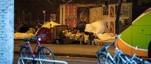 Obdachlose unter der Brücke der S-Bahn Strecke nahe des Stuttgarter Platzes am Bahnhof Charlottenburg.