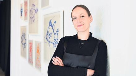Galeristin Pauline Seguin mit Zeichnungen von Joan Jonas.
