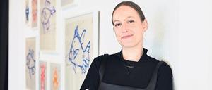 Galeristin Pauline Seguin mit Zeichnungen von Joan Jonas.