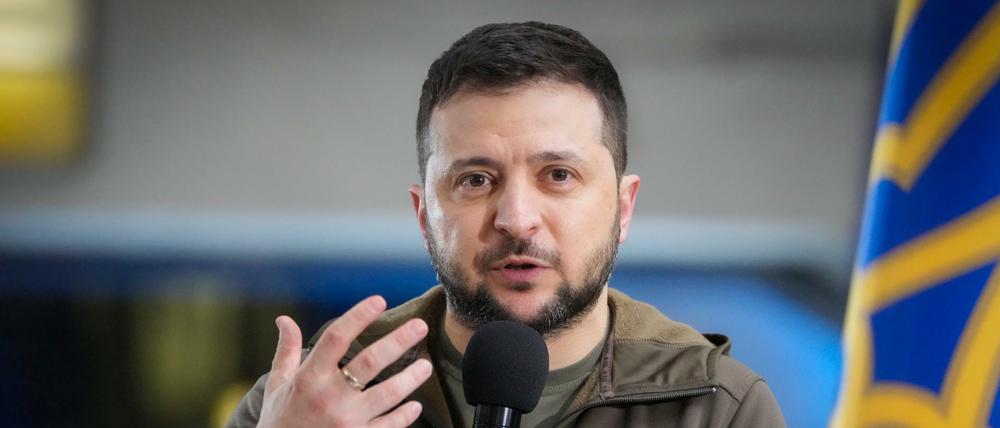 einWolodymyr Selenskyj beantwortet Fragen seiner Pressekonferenz in einer U-Bahn-Station in Kiew.