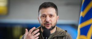 einWolodymyr Selenskyj beantwortet Fragen seiner Pressekonferenz in einer U-Bahn-Station in Kiew.