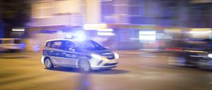 Ein Polizeiwagen im Einsatz (Symbolbild)