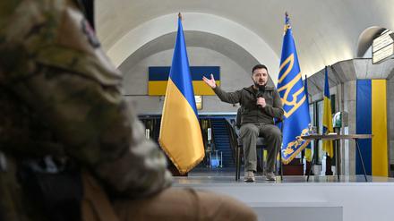 Der ukrainische Präsident Selenskyj bei seiner Pressekonferenz in der U-Bahn in Kiew