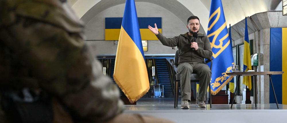 Der ukrainische Präsident Selenskyj bei seiner Pressekonferenz in der U-Bahn in Kiew