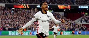 So geht das. Ansgar Knauff von Eintracht Frankfurt jubelt nach seinem Tor zum 0:1.