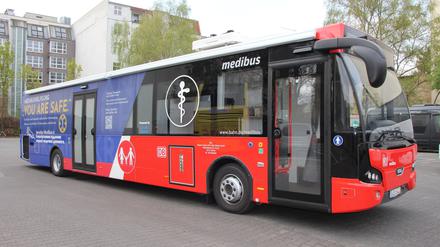 Rot-blauer Bus, der als rollende Arzpraxis für Geflüchtete dient.