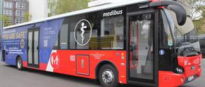 Rot-blauer Bus, der als rollende Arzpraxis für Geflüchtete dient.