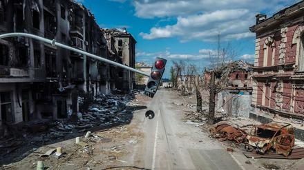 Straße im zerstörten Mariupol. 