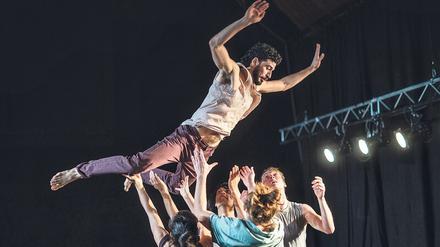 Tanz, Konzert, Theater: De Dansers bieten mit "Hold Your Horses" alles in einem.