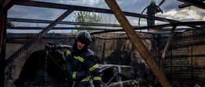 Feuerwehrleute bei einem Einsatz nach einer Explosion in Charkiw.