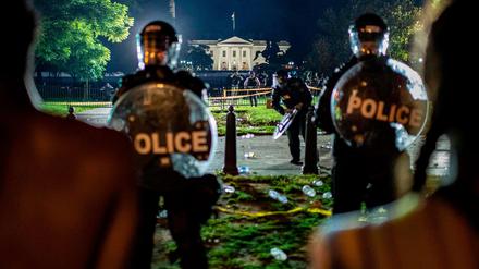 Polizisten und Demonstranten bei Protesten nach dem Tod von George Floyd.
