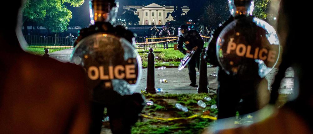 Polizisten und Demonstranten bei Protesten nach dem Tod von George Floyd.