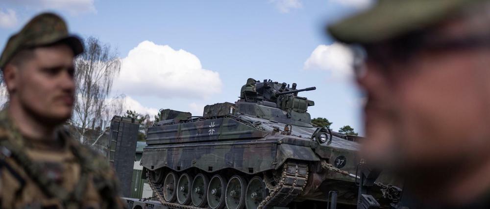 Bundeswehrsoldaten der Nato-Einsatzgruppe in Litauen vor einem Schützenpanzer Marder.