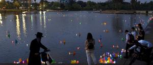 Anlässlich des Holocaust-Gedenktages wurden in Tel Aviv Bötchen mit Kerzen und Namen von Konzentrationslagern zu Wasser gelassen.