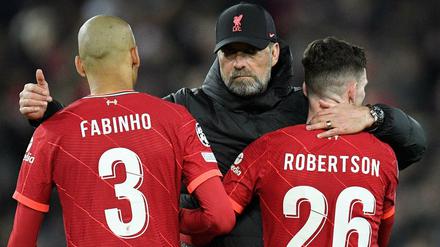 Der Boss ist zufrieden. Jürgen Klopp (Mitte) mit Fabinho und Andrew Robertson.