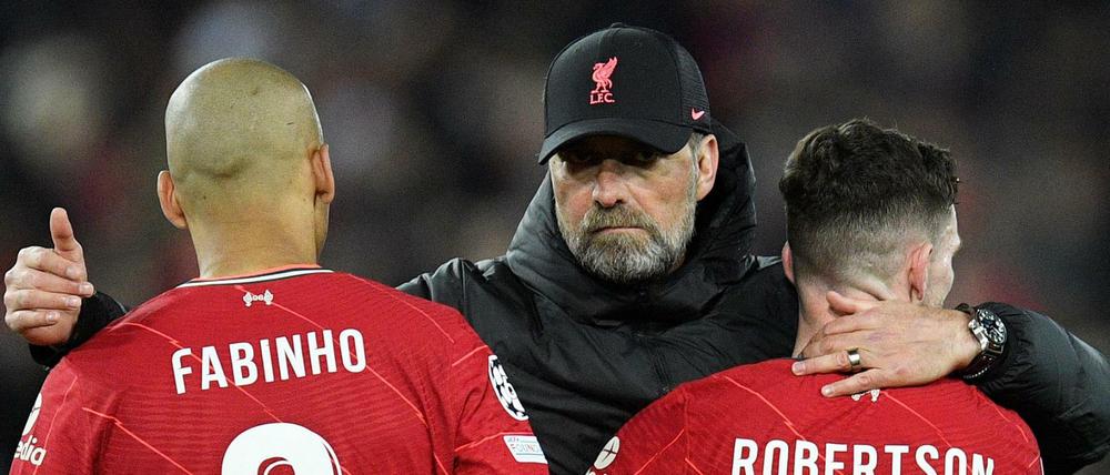 Der Boss ist zufrieden. Jürgen Klopp (Mitte) mit Fabinho und Andrew Robertson.
