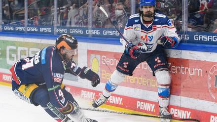 Schnellster Teamsport der Welt - auch bei den Ansetzungen. Simon Despres von den Eisbären (links) und der Mannheimer Sinan Akdag.
