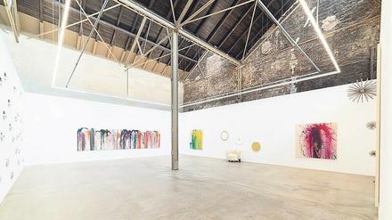 Postindustrieller Charme. Über den vier Meter hohen Galeriewänden mit Werken von John M. Armleder wird es historisch.
