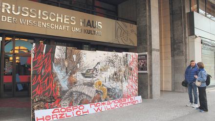 Schweigen. Das Protestgemälde vor dem Russischen Haus in Berlin. Es ist inzwischen wieder entfernt worden. 