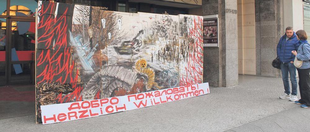 Schweigen. Das Protestgemälde vor dem Russischen Haus in Berlin. Es ist inzwischen wieder entfernt worden.