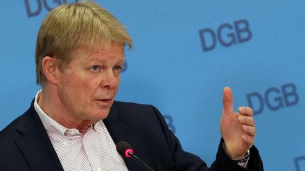 Nach acht Jahren an der DGB-Spitze geht Reiner Hoffmann jetzt in Rente. Nachfolgerin wird die SPD-Politikerin Yasmin Fahimi. 