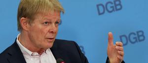 Nach acht Jahren an der DGB-Spitze geht Reiner Hoffmann jetzt in Rente. Nachfolgerin wird die SPD-Politikerin Yasmin Fahimi. 