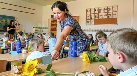 Lehrerin in einer Grundschule (Symbolbild)