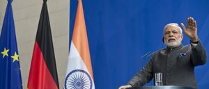 In Berlin willkommen: Die Bundesregierung würde Indiens Premierminister Narendra Modi (hier 2015 auf Besuch in Berlin) gerne stärker an den Westen binden, wird aber keinen Druck aubauen.