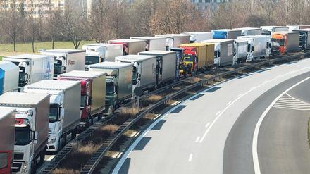 Überlastete Autobahn. Eine höhere Lkw-Maut könnte auch zu leereren Straßen führen. 