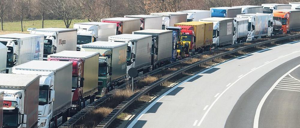 Überlastete Autobahn. Eine höhere Lkw-Maut könnte auch zu leereren Straßen führen. 