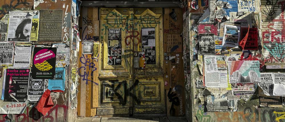 Tür zum Haus 94 in der Rigaer Straße, in dem sich die Linksautonome-Kneipe „Kadterschmiede“ befindet.