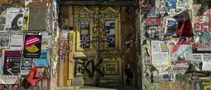 Tür zum Haus 94 in der Rigaer Straße, in dem sich die Linksautonome-Kneipe „Kadterschmiede“ befindet.