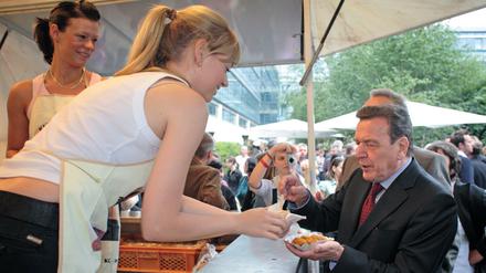 Budenzauber. Gerhard Schröder mit Currywurst, 2007.
