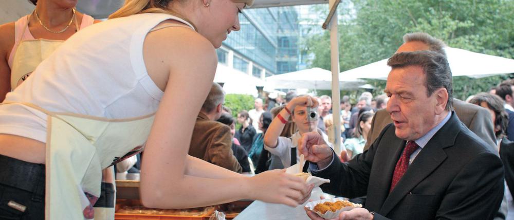 Budenzauber. Gerhard Schröder mit Currywurst, 2007.