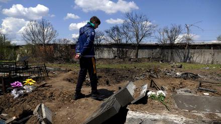 Ein junger Mann auf einem beschädigten Friedhof in Odessa