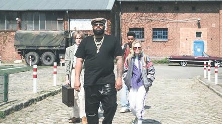 DJ Nasty (David Mayonga), der in der nahen Kaserne der US-Army auflegt, weist den Novizen in Sachen Hip-Hop die Richtung zum Erfolg. 