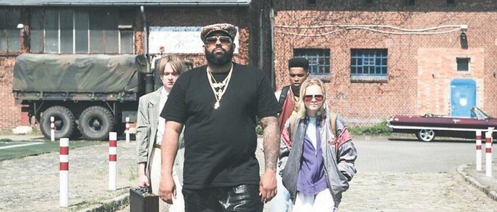 DJ Nasty (David Mayonga), der in der nahen Kaserne der US-Army auflegt, weist den Novizen in Sachen Hip-Hop die Richtung zum Erfolg. 