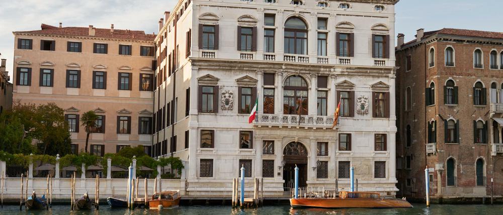 Der Palazzo Papadopoli mit dem Aman Venice vom Canal Grande aus gesehen.