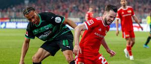 Schmerzhaftes Ergebnis. Jamie Leweling (l.) foult in dieser Szene Unions Niko Gießelmann. Die Köpenicker taten sich gegen die bereits als Absteiger feststehenden Fürther sehr schwer und durften sich über das 1:1 am Ende nicht einmal beschweren. 