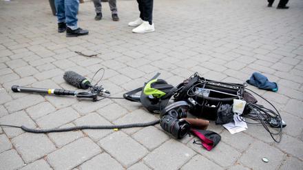 Ausrüstung eines Kamerateams nach einem Übergriff in Berlin am 1. Mai 2020