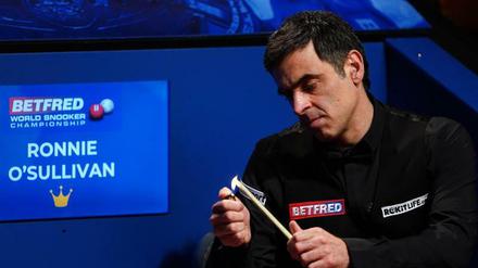 O'Sullivan repariert sein Queue - mit Feuerzeug, während des WM-Finales.