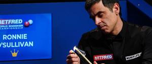 O'Sullivan repariert sein Queue - mit Feuerzeug, während des WM-Finales.