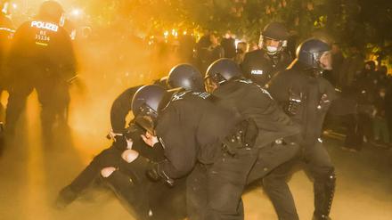 Zugriff auf dem Oranienplatz: Am Endpunkt der 18-Uhr-Demo eskalierte die Situation kurzzeitig.